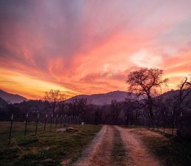 Three Rivers House | Matanah Meadows Farm, Great for 2 Families, Sequoia National Park and Working Farm