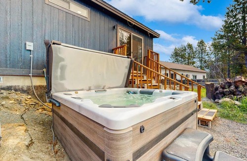 Fir Grove Estates House | Meadow View Cabin Hot Tub & Ski Access