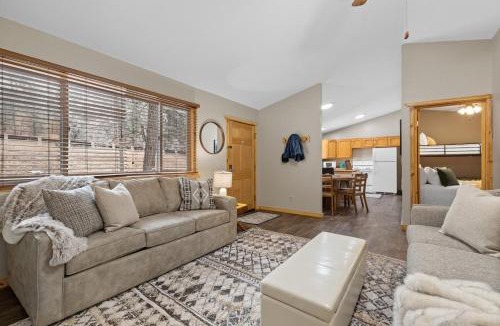 Rapid City House | Meadowbrook Cabin Retreat- Hot Tub Escape