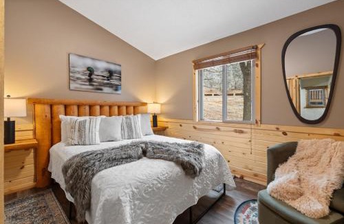 Rapid City House | Meadowbrook Cabin Retreat- Hot Tub Escape