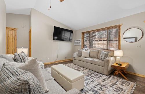 Rapid City House | Meadowbrook Cabin Retreat- Hot Tub Escape