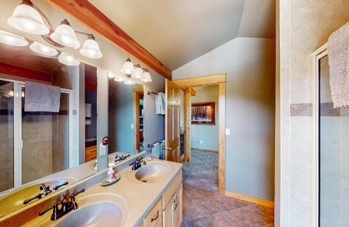 Estes Park House | Memorable mountain condo with 2 fireplaces, lovely views, W/D, & pool access