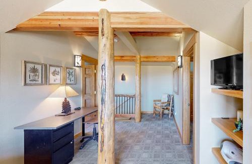 Estes Park House | Memorable mountain condo with 2 fireplaces, lovely views, W/D, & pool access