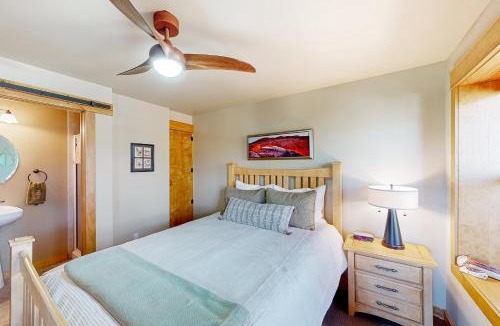 Estes Park House | Memorable mountain condo with 2 fireplaces, lovely views, W/D, & pool access