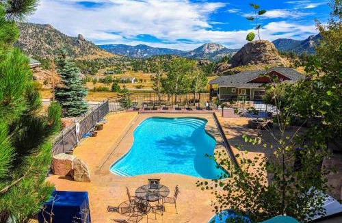 Estes Park House | Memorable mountain condo with 2 fireplaces, lovely views, W/D, & pool access