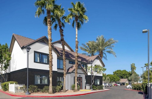 North Mountain Apartment | Metro PHX Downstairs 2bd sleeps 6 modern design best location amenities
