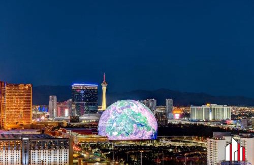 Las Vegas House | MGM Signature-33-805 F1 Track & Strip View Balcony