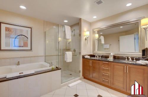 Las Vegas House | MGM Signature-34-819 F1 Track & Strip View Studio