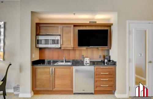 Las Vegas House | MGM Signature-34-819 F1 Track & Strip View Studio