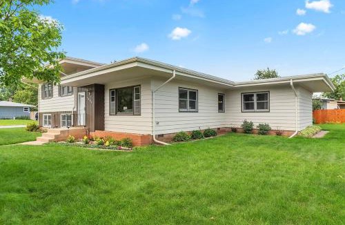 Rapid City House | Mid-Century Magic - HUGE Space
