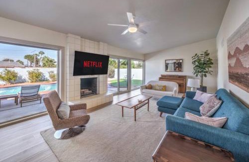 Las Vegas House | Mid Century Modern near STRIP w Pool King Suite