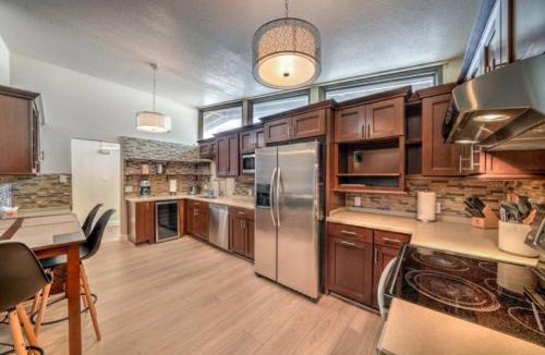 Las Vegas House | Mid Century Modern near STRIP w Pool King Suite