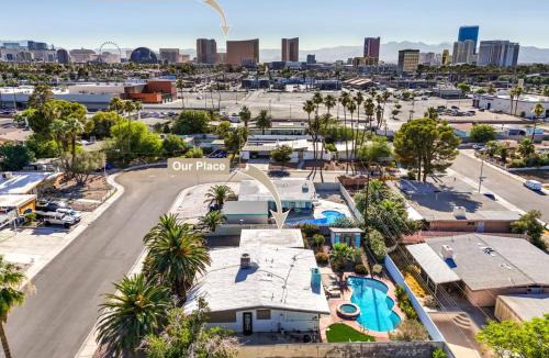 Las Vegas House | Mid Century Modern near STRIP w Pool King Suite