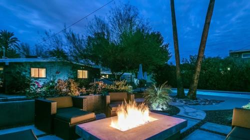 Camelback East House | Mid-Century Modern wBackyard Oasis Putting Green