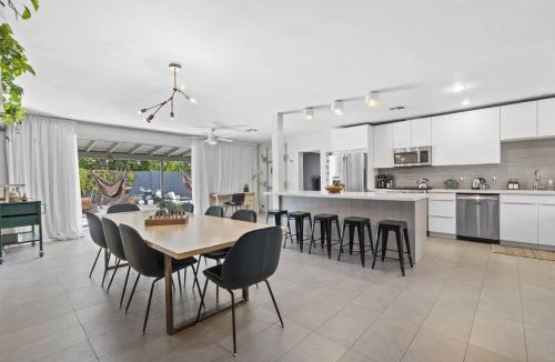 Encanto House | Mid-Century Stunner/Large Yard and Patio for Indoor/Outdoor Living