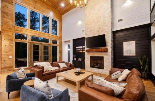 Broken Bow House | Midnight Skies Luxury 5BR - Hot Tub & Mountain Views