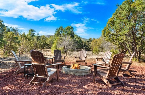 Williams Cabin | Mighty Moose, Epic Game Lodge Near Grand Canyon Sleeps 10