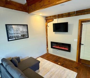 Bellevue House | Mill Creek Suite (Jacuzzi Tub) - Potter’s Mill