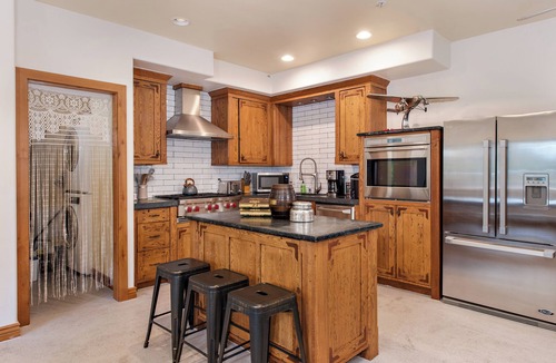 Glenwood Springs House | ★ Million Dollar Castle ✨ 🚶 Walk to Downtown ♨️ Hot Springs ⛷️🌌