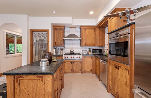 Glenwood Springs House | ★ Million Dollar Castle ✨ 🚶 Walk to Downtown ♨️ Hot Springs ⛷️🌌