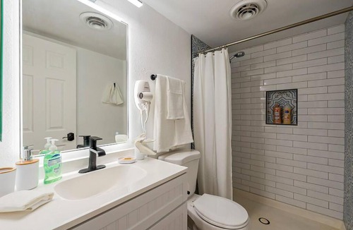 Fashion Square Apartment | Minimalist Vibe ~ 5* Location ~ King Bed ~ Parking