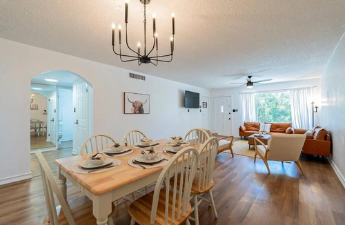 Fashion Square Apartment | Minimalist Vibe ~ 5* Location ~ King Bed ~ Parking