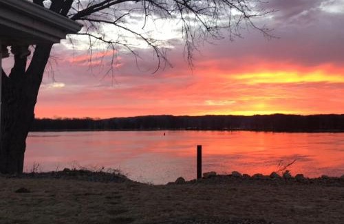 Brownsville House | Mississippi waterfront getaway-Dogs Welcome!