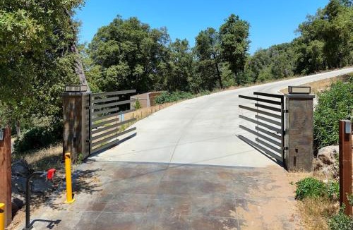 Ahwahnee House | MK Estate - Gated Villa near Oakhurst, Bass Lake and Mariposa w EVcharger, Hot tub, Grill and Awesome Views!