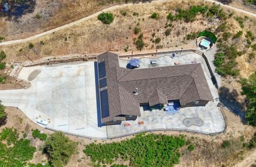 Ahwahnee House | MK Estate - Gated Villa near Oakhurst, Bass Lake and Mariposa w EVcharger, Hot tub, Grill and Awesome Views!