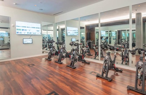 Tempe Apartment | Modern 1BD - Pool, Gym, Parking, W-D - Sleeps 4