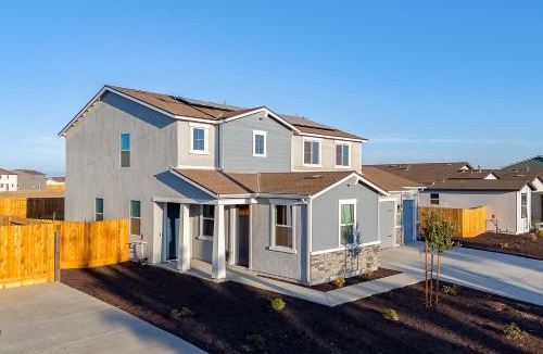 Rosedale Apartment | Modern 1BR Suite w AC Sleeps 3, NW Bakersfield