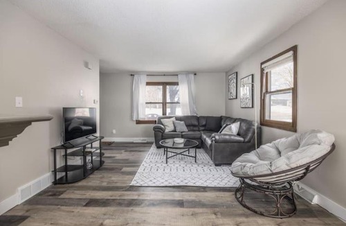 Clive House | Modern 2 Bedroom Townhouse in Quiet Neighborhood