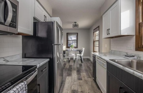 Clive House | Modern 2 Bedroom Townhouse in Quiet Neighborhood