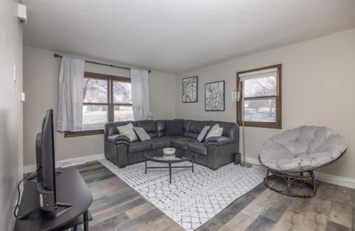 Clive House | Modern 2 Bedroom Townhouse in Quiet Neighborhood