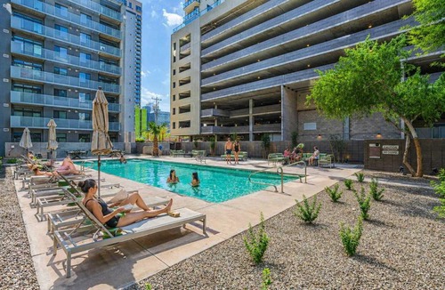 Evans Churchill Apartment | Modern 2BD - CDT - Gym, Pool, Parking - Sleep 8