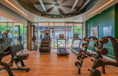 Evans Churchill Apartment | Modern 2BD - CDT - Gym, Pool, Parking - Sleep 8