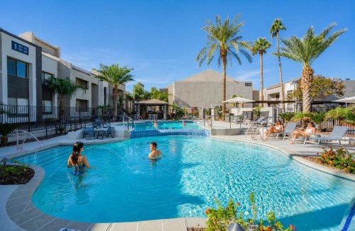 South Scottsdale Apartment | Modern 2BD - Parking, Gym, Pool - Sleeps 8 - 5 Min Casino