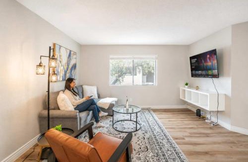 South Scottsdale Apartment | Modern 2BD - Parking, Gym, Pool - Sleeps 8 - 5 Min Casino