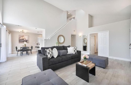 Paradise Valley Apartment | Modern 3BR Home Pets, 7 Min to Airport, Parking