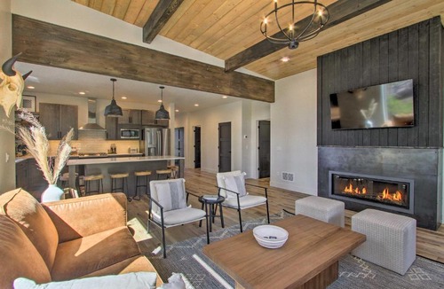 Philipsburg House | Modern and Newly Built Cabin Ski, Fish, Hike!