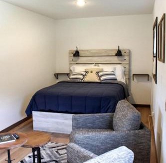 Rapid City House | Modern and Picturesque Lake-Side Cabin Located by Mount Rushmore in Rapid City