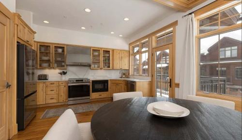 Big Sky Meadow Village House | Modern Big Sky Retreat - Hot tub Shared Pool