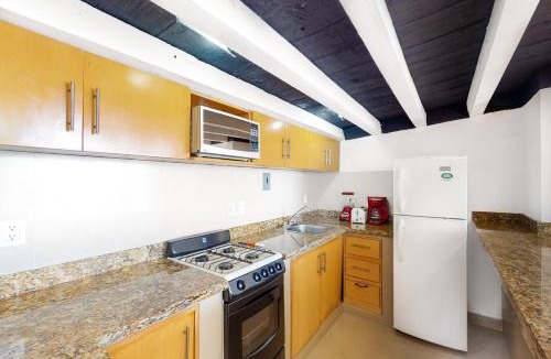 Amapas House | Modern & bright condo with ocean views & pool - walk to the beach