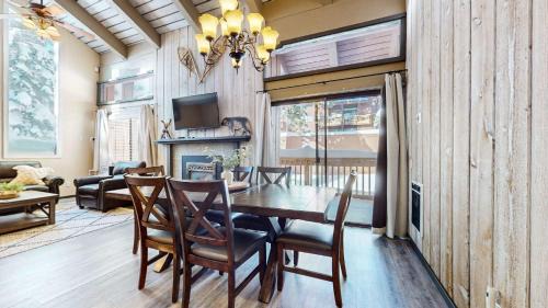 Mammoth Lakes House | Modern Cabin for Family of 8 - Near Slopes & Canyon Lodge