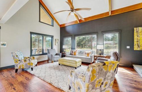 Estes Park House | Modern cabin with mountain views, private yard & furnished deck - great location