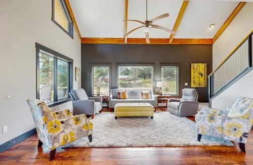 Estes Park House | Modern cabin with mountain views, private yard & furnished deck - great location