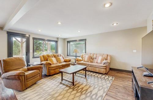 Estes Park House | Modern cabin with mountain views, private yard & furnished deck - great location