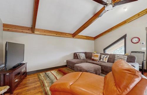 Estes Park House | Modern cabin with mountain views, private yard & furnished deck - great location