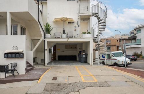 El Porto Apartment | Modern Coastal Studio with Balcony and Parking