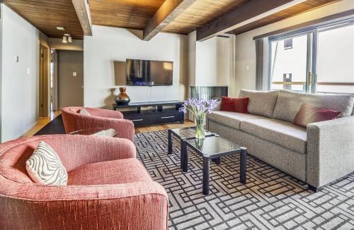 Downtown Apartment | Modern Condo, 1 Block to Gondola - Ideal Vacation Location